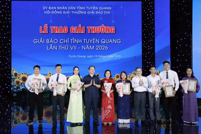 Các đồng chí lãnh đạo tỉnh Tuyên Quang trao giải A cho các tác giả, nhóm tác giả đoạt giải.