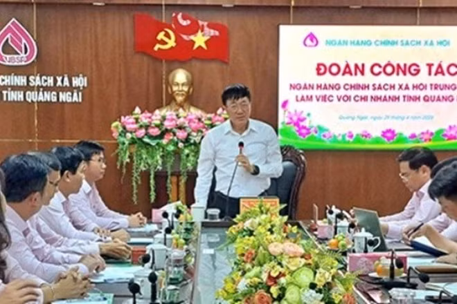 Quang cảnh buổi làm việc của Đoàn công tác Trung ương với chi nhánh Ngân hàng Chính sách xã hội tỉnh Quảng Ngãi.