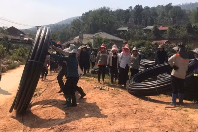 Nhân dân xã Chiềng Sinh chung sức làm công trình nước tự chảy về 5 bản trong xã. 