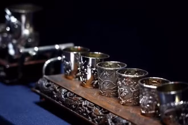 Bộ sưu tập đồ dùng pha trà bằng bạc do Trung Quốc sản xuất được trưng bày tại một triển lãm ở Bảo tàng Tây An (Trung Quốc). (Ảnh: Tân Hoa xã) 