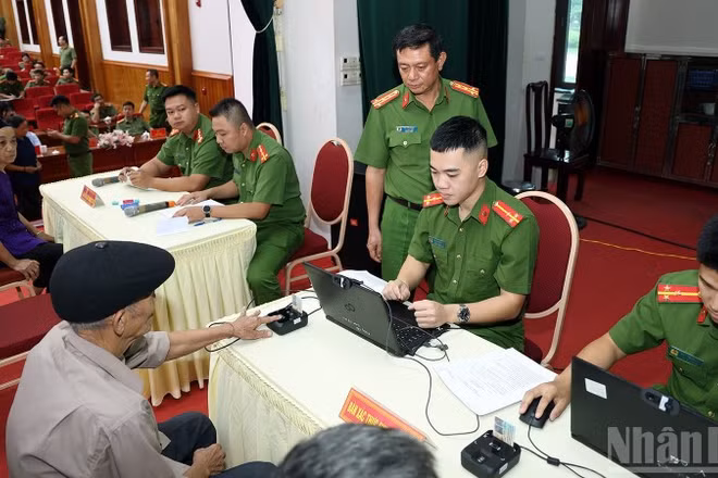 Lãnh đạo Công an tỉnh Tuyên Quang kiểm tra công tác xác thực thông tin nhân thân được thu mẫu ADN.