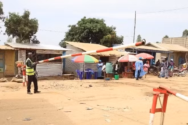 Nhân viên gác tại điểm vào thủ phủ Bunia, tỉnh Ituri, CHDC Congo, tâm điểm bùng phát và lây lan dịch Ebola, ngày 24/5/2026. (Ảnh: THX/TTXVN)