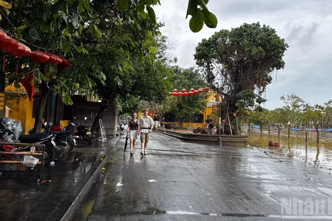 Phố cổ Hội An trong mùa mưa ngập. (Ảnh: ANH ĐÀO - CƯỜNG ART)