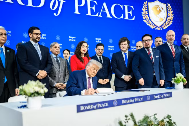 Tổng thống Mỹ Donald Trump chủ trì Lễ ký Hiến chương Hội đồng Hòa bình tại Davos, Thụy Sĩ. (Ảnh: Nhà trắng)