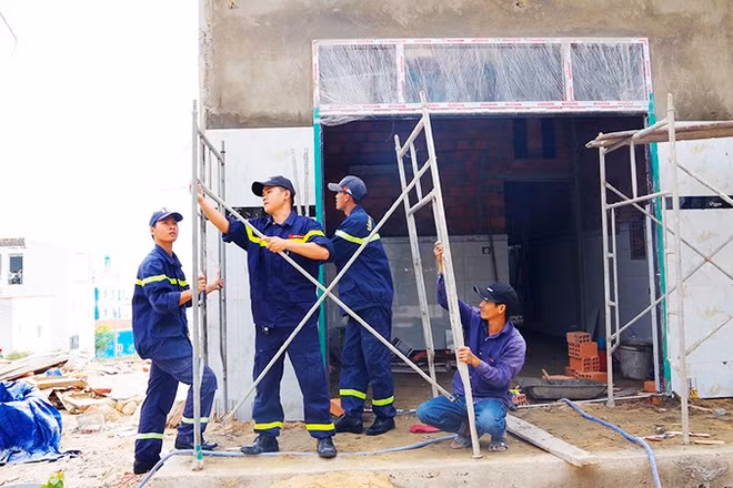 Cán bộ, chiến sĩ công an giúp dân xây nhà mới tại thôn Hải Bắc, phường Quy Nhơn Đông, tỉnh Gia Lai.