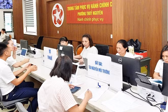Người dân đến làm thủ tục nộp thuế tại Trung tâm Phục vụ hành chính công phường Thủy Nguyên, thành phố Hải Phòng. Ảnh: HỒNG MINH
