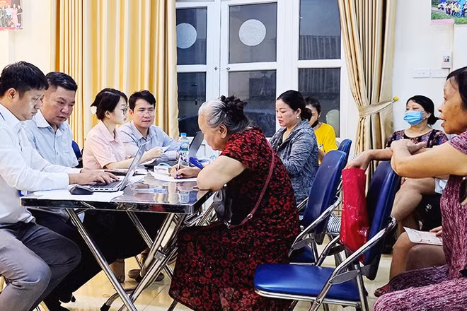 Phát tiền cho toàn dân trong dịp đại lễ kỷ niệm 80 năm Cách mạng Tháng Tám và Quốc khánh 2/9. Ảnh: SONG ANH