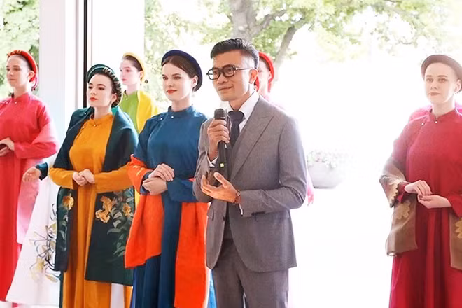 Vũ Việt Hà giới thiệu một số thiết kế.