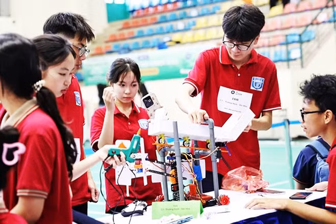 Học sinh trung học thi lắp ráp robot. Ảnh: HNUE