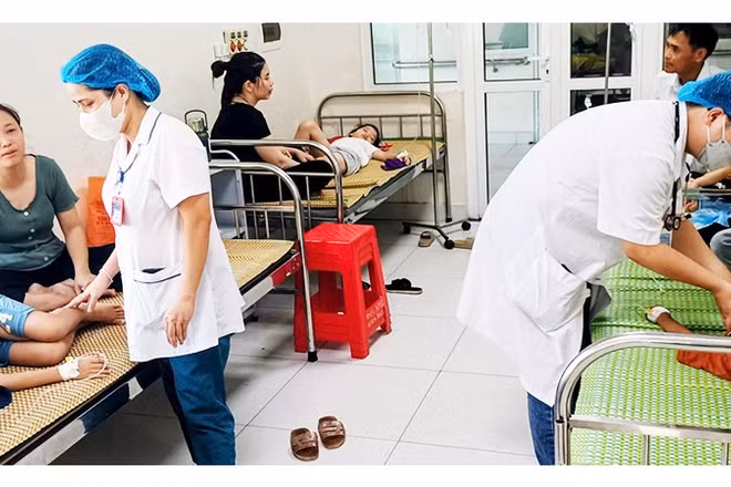 Bác sĩ Bệnh viện đa khoa Phụ Dực (Hưng Yên) thăm khám cho các học sinh Trường tiểu học An Mỹ nhập viện sau khi dùng bữa cơm bán trú ngày 3/9.
