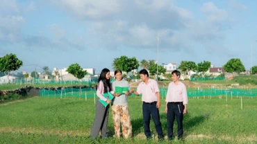 Các cán bộ tín dụng chính sách bám sát cơ sở, hỗ trợ và hướng dẫn bà con tại Lý Sơn sử dụng đồng vốn vay hiệu quả.