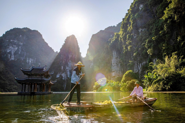 Người dân địa phương tham gia bảo vệ môi trường ở Quần thể danh thắng Tràng An. (Ảnh Nguyễn Nam) 5-1.jpg