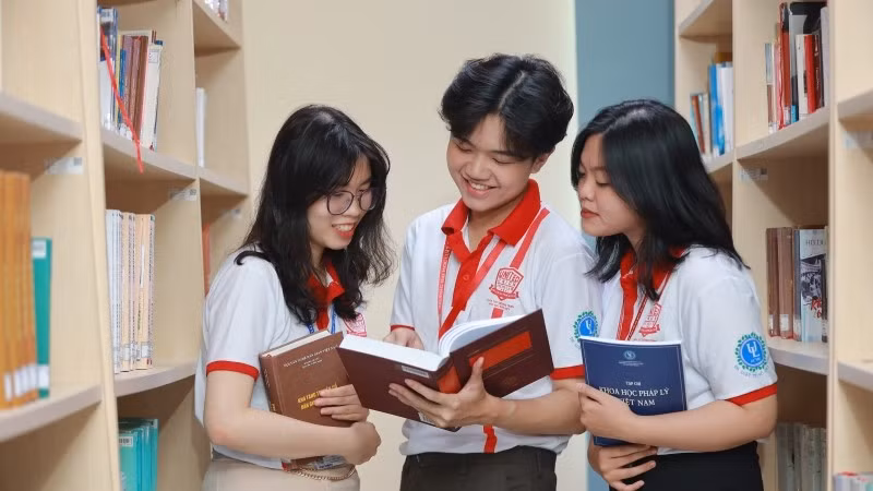 Sinh viên Trường đại học Luật Thành phố Hồ Chí Minh nghiên cứu, học tập. (Ảnh: ULAW) 
