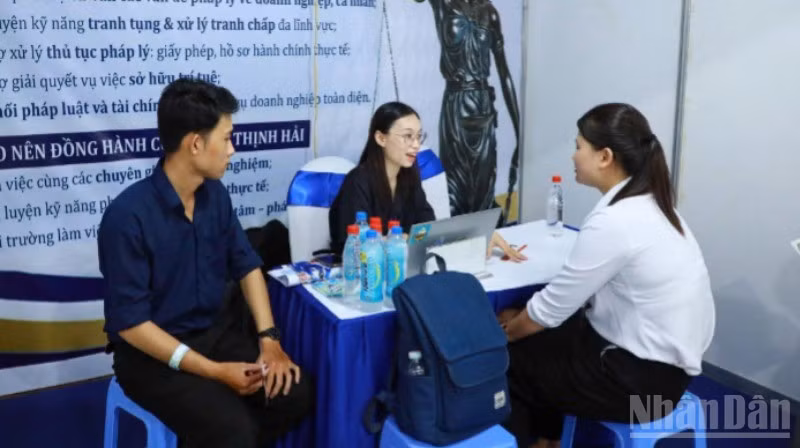 Nhà tuyển dụng phỏng vấn sinh viên tại ngày hội việc làm.