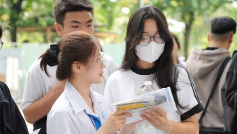 Tình nguyện viên hướng dẫn thí sinh tham gia kỳ thi. 77-8280.jpg