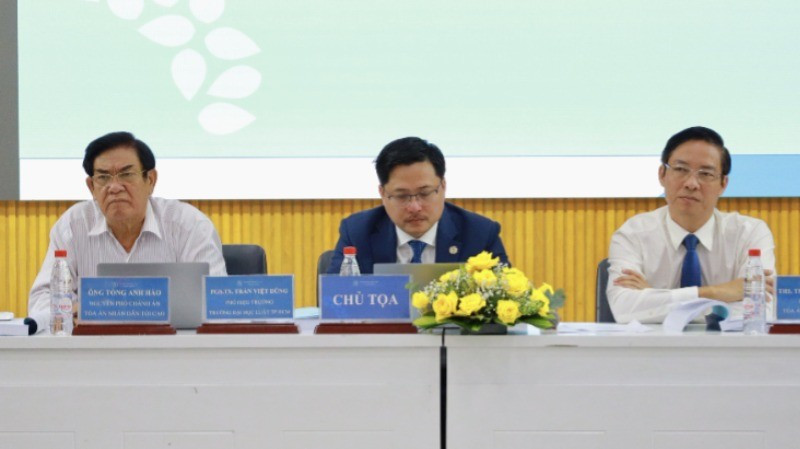 Đoàn chủ tọa chủ trì hội thảo.