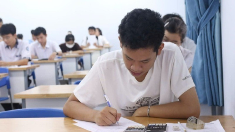 Thí sinh ghi thông tin vào giấy thi. 22-4747.jpg