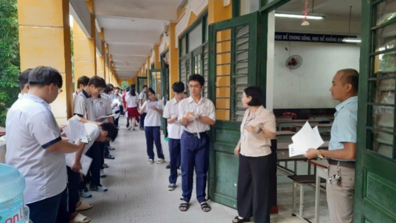 Thí sinh chuẩn bị làm thủ tục bước vào phòng thi. 6-7770.jpg