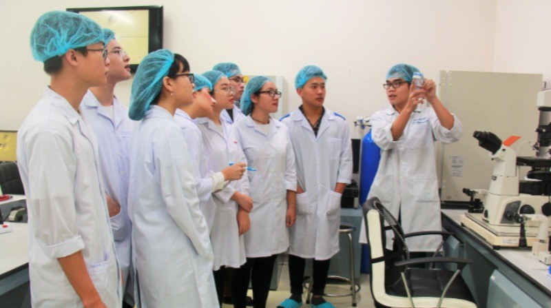 Sinh viên Đại học Quốc gia Thành phố Hồ Chí Minh tham gia nghiên cứu khoa học.