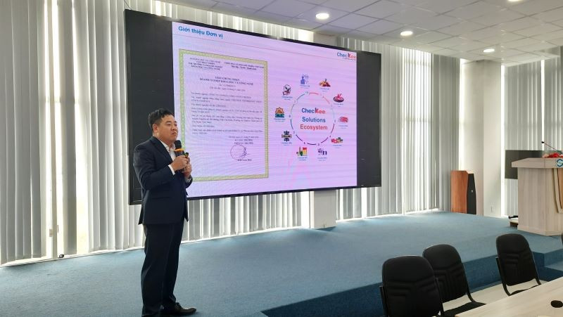 Chuyên gia phát biểu tại hội thảo 33-1.jpg