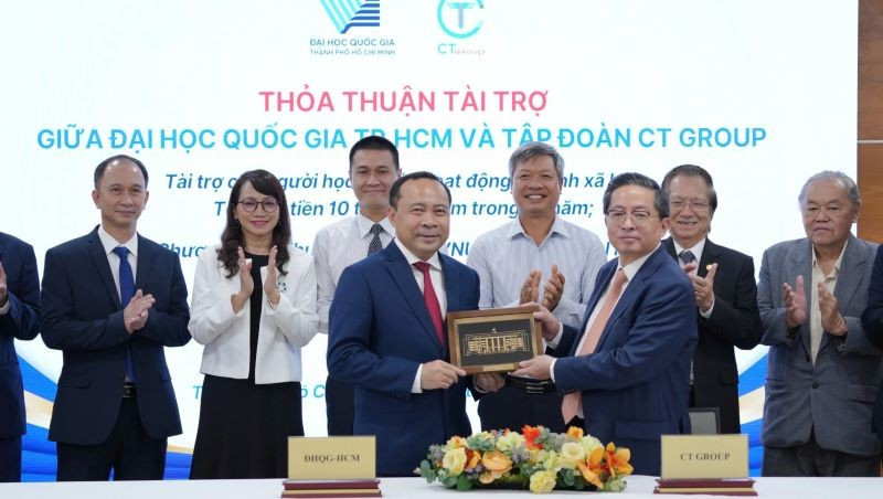 Đại học Quốc gia Thành phố Hồ Chí Minh tặng quà lưu niệm cho CT Group. kyket-4-7639.jpg