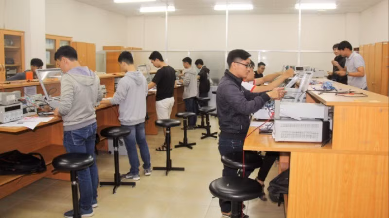 Sinh viên Đại học Quốc gia Thành phố Hồ Chí Minh trong giờ thực hành.