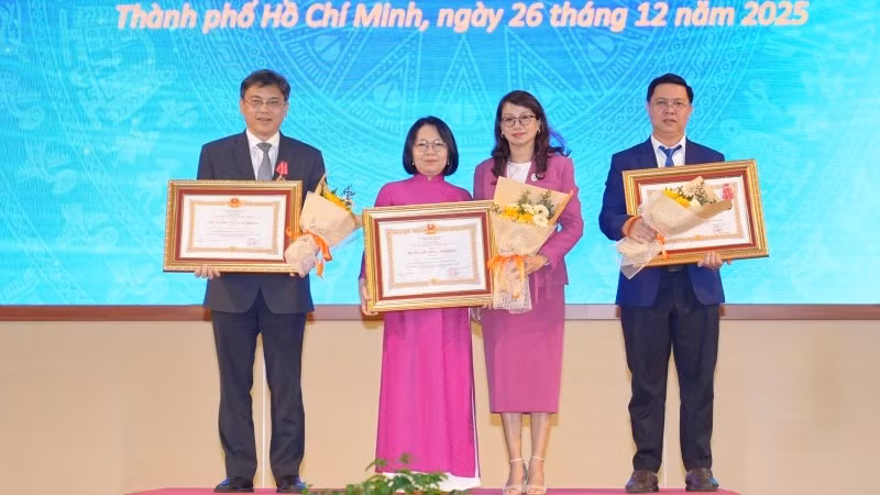 Các tập thể, cá nhân vinh dự nhận Huân chương Lao động do Chủ tịch nước trao tặng.