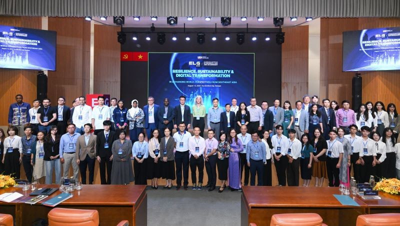 Các đại biểu tham dự hội thảo chụp ảnh lưu niệm.