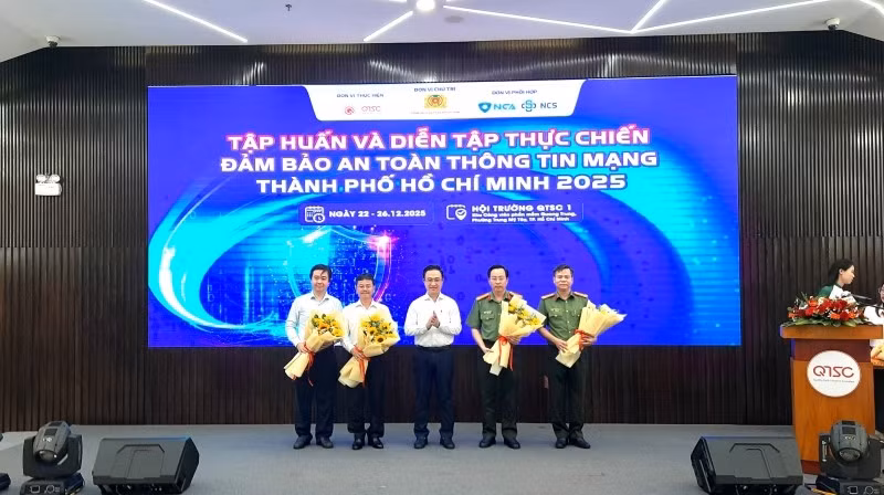 Ban tổ chức tặng hoa cho các đơn vị tham gia chương trình.