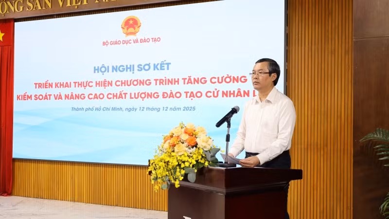 Thứ trưởng Giáo dục và Đào tạo Nguyễn Văn Phúc phát biểu tại hội nghị.