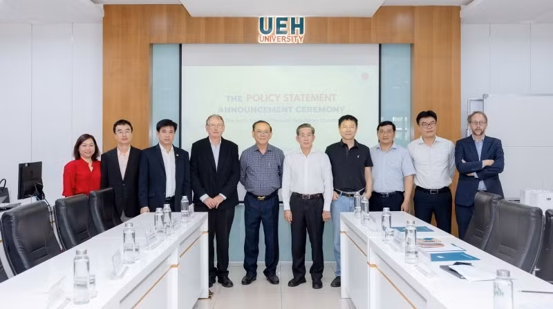 Các đại biểu chụp ảnh lưu niệm tại sự kiện.