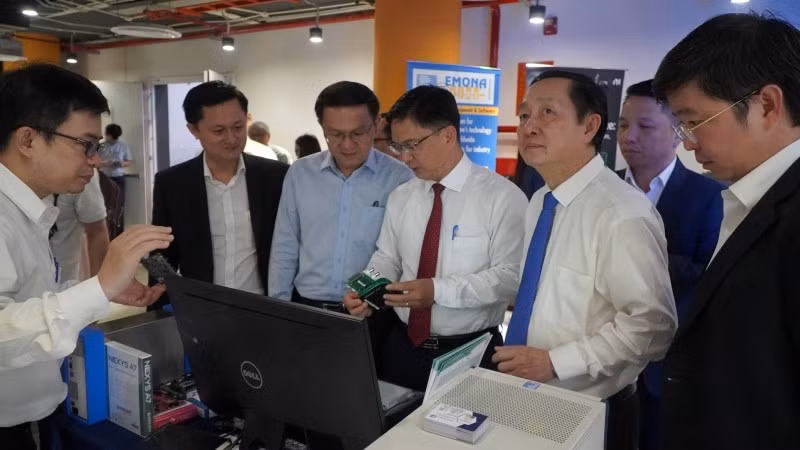 Các đại biểu tham quan mô hình sản xuất chip của doanh nghiệp.