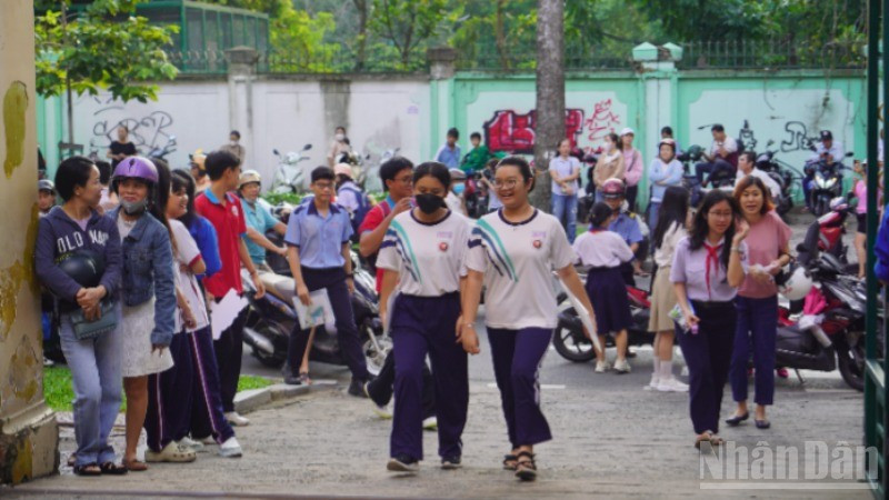 Các thí sinh tự tin bước vào kỳ thi.