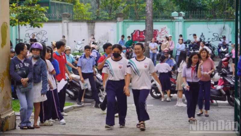 Các thí sinh tự tin bước vào kỳ thi.