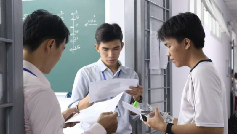 Thí sinh làm thủ tục vào phòng thi. 44-1468.jpg