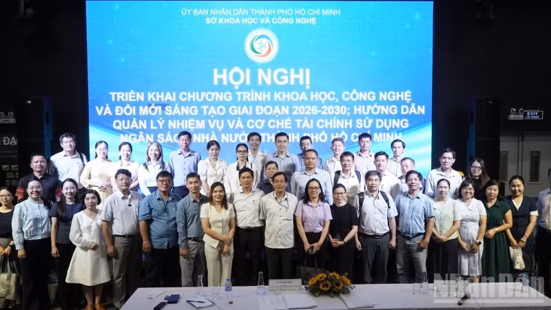 Các đại biểu chụp ảnh lưu niệm.