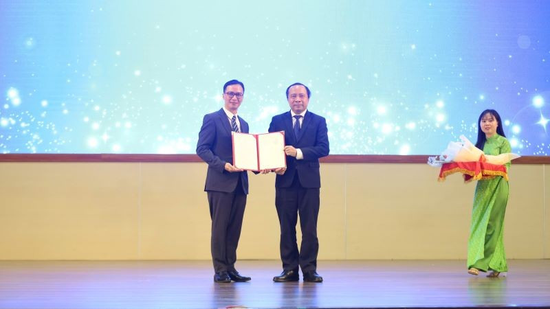 Phó GS, TS Vũ Hải Quân, Giám đốc Đại học Quốc gia Thành phố Hồ Chí Minh (bên phải ảnh) trao Quyết định cho GS, TS Phan Bách Thắng. z6814447069247-a2fd5fd02aac0c3a1a6b8589b9282129.jpg