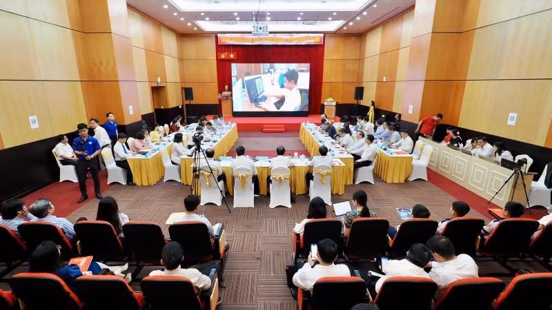 Quang cảnh Tọa đàm “Đẩy mạnh ứng dụng trí tuệ nhân tạo trong giáo dục và đào tạo-Những lợi ích và thách thức”.