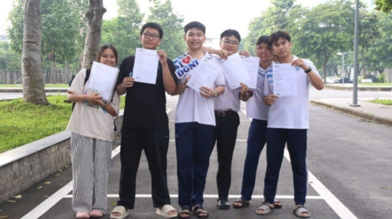 Các thí sinh phấn khởi bước vào kỳ thi. 88-8118.jpg