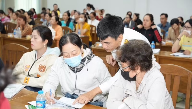 Báo cáo viên hướng dẫn cho các hộ kinh doanh cách tính thuế mới.