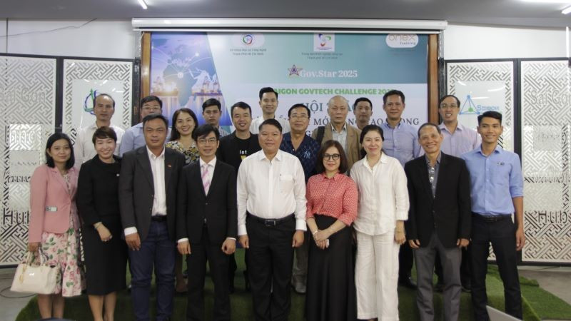 Các đại biểu, chuyên gia tham dự hội thảo chụp ảnh lưu niệm.