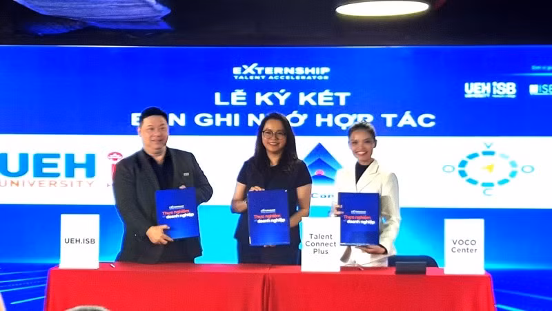 Trường Tài năng UEH.ISB ký kết biên bản hợp tác với các đơn vị triển khai chương trình Externship Talent Accelerator.