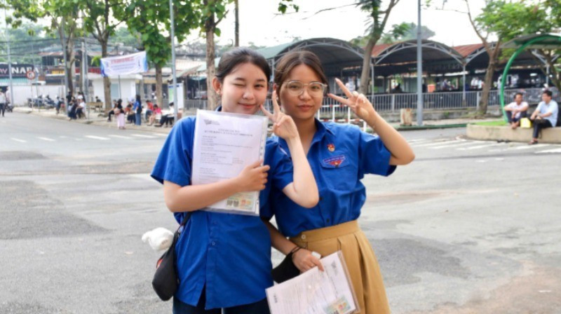 Thí sinh tự tin trước khi vào phòng thi. 11-7780.jpg