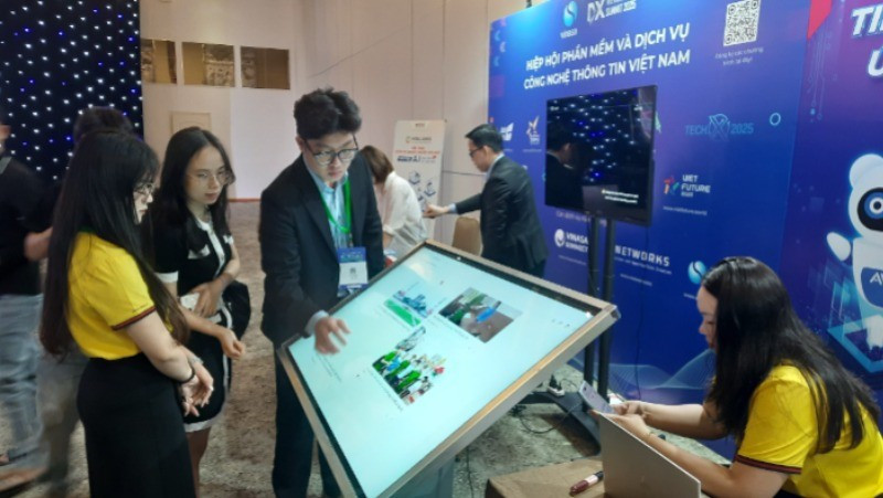 Khách tham quan các giải pháp công nghệ. 2222-5014.jpg
