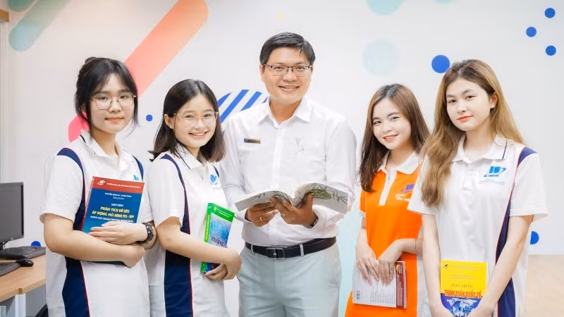 Sinh viên Trường đại học Mở Thành phố Hồ Chí Minh trao đổi học tập