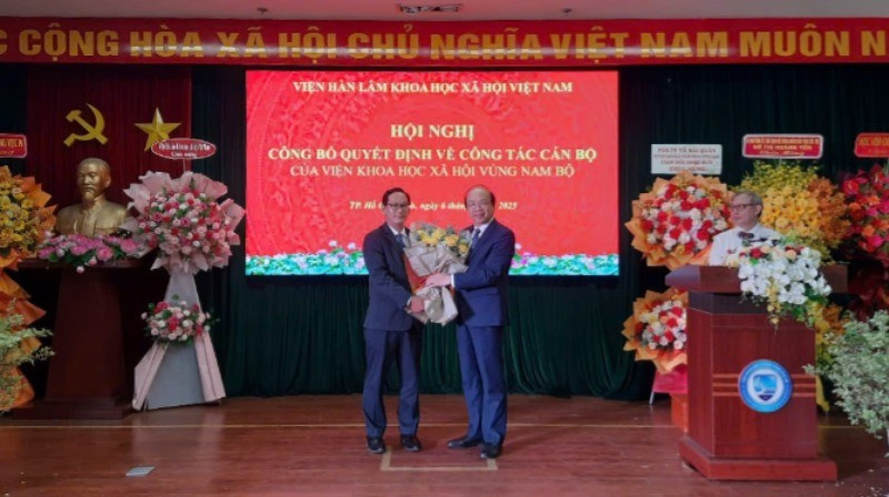 Trao Quyết định bổ nhiệm lại Tiến sĩ Nguyễn Khánh Trung Kiên giữ chức Phó Viện trưởng Viện Khoa học xã hội vùng Nam Bộ. 11-4144-5556.jpg