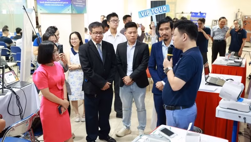Các đại biểu tham quan các giải pháp công nghệ trưng bày tại triển lãm.