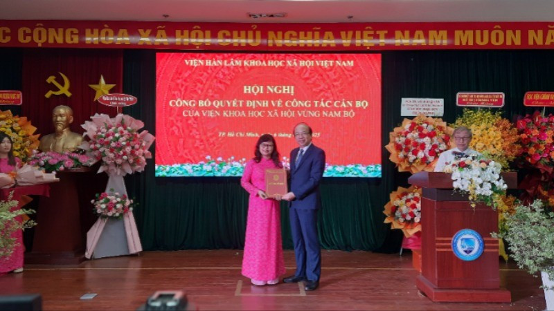 Trao Quyết định bổ nhiệm Tiến sĩ Hoàng Thị Thu Huyền giữ chức Phó Viện trưởng Viện Khoa học xã hội vùng Nam Bộ. 22-7333-526.jpg