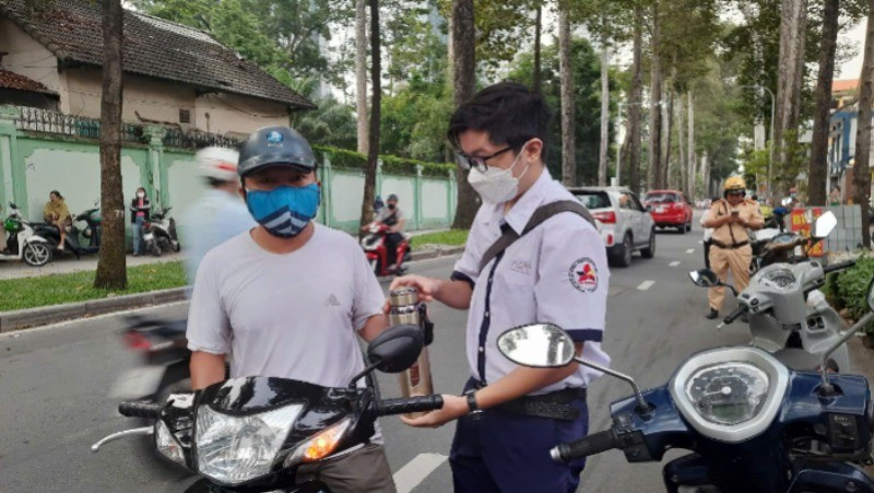 Phụ huynh động viên thí sinh tự tin bước vào kỳ thi. 9-4044.jpg