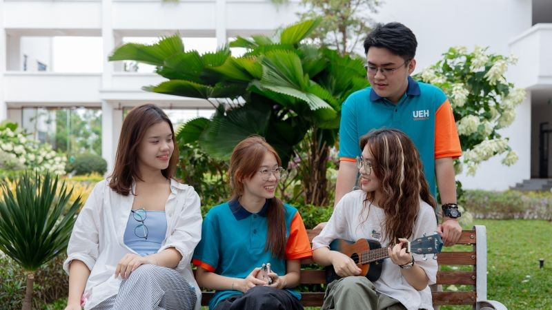 Sinh viên Đại học Kinh tế Thành phố Hồ Chí Minh trao đổi về nghệ thuật. ueh-kien-tao-moi-truong-giao-duc-hien-dai-va-chat-luong-cho-moi-nguoi-hoc.jpg